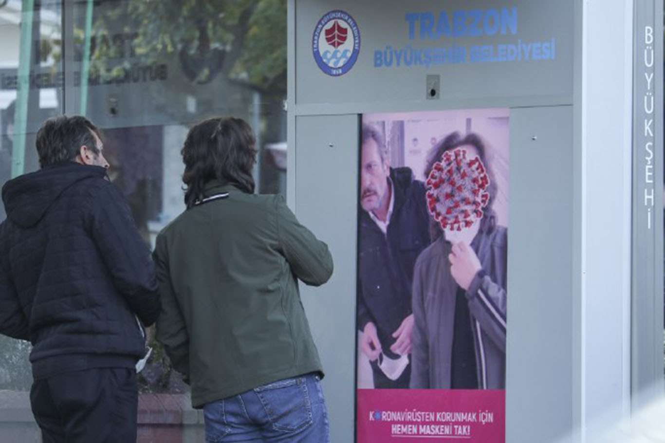 Trabzon’da maske takmayanlar özel yazılımlı dijital ekranlarla uyarılıyor